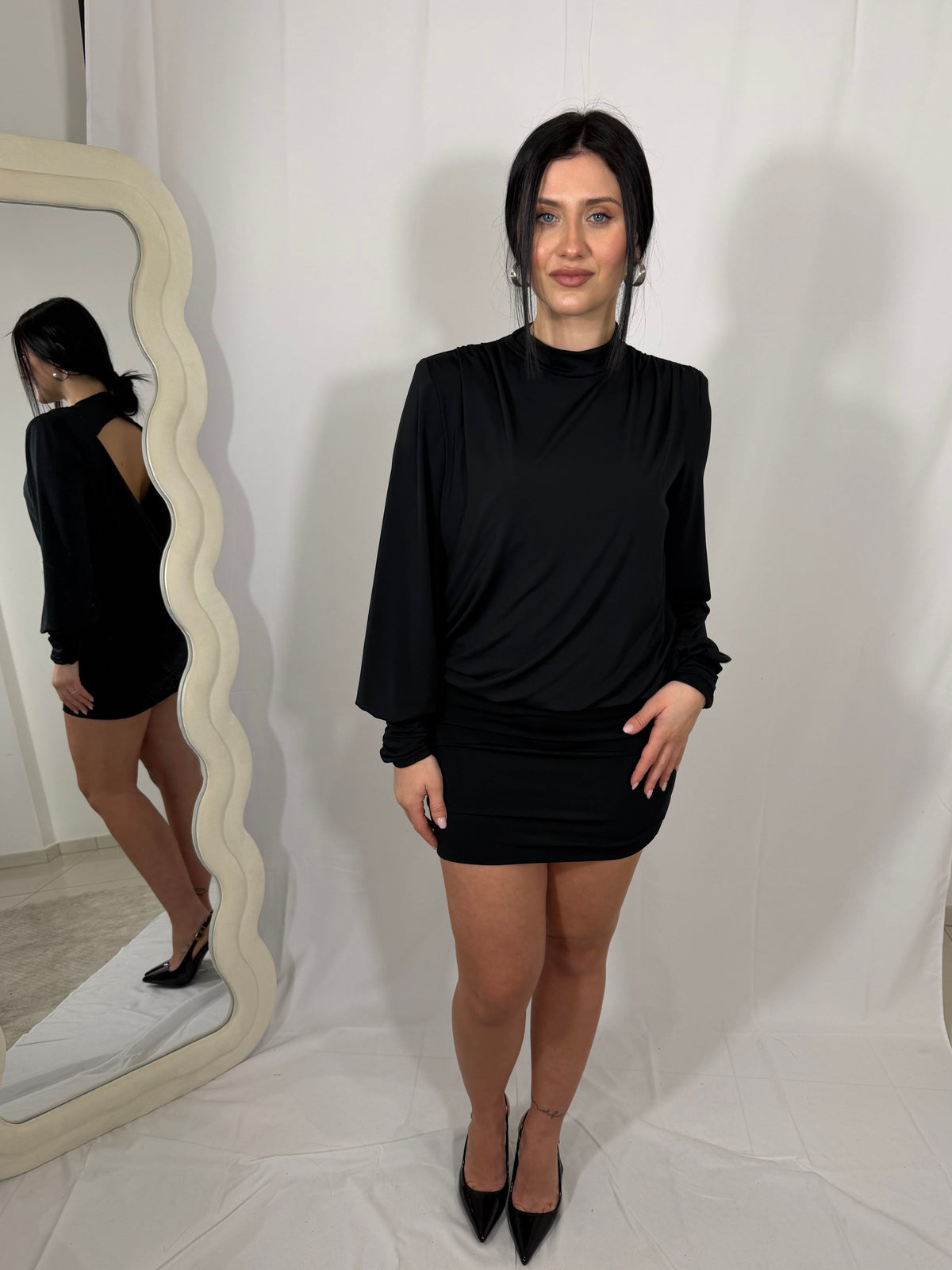 vestito corto con scollo dietro