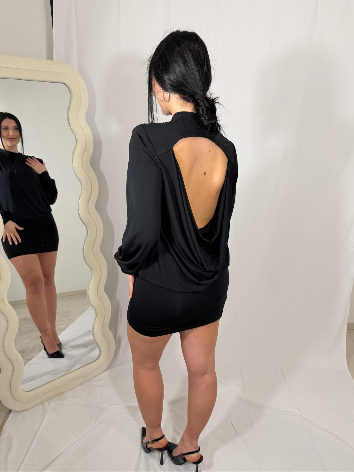 vestito corto con scollo dietro